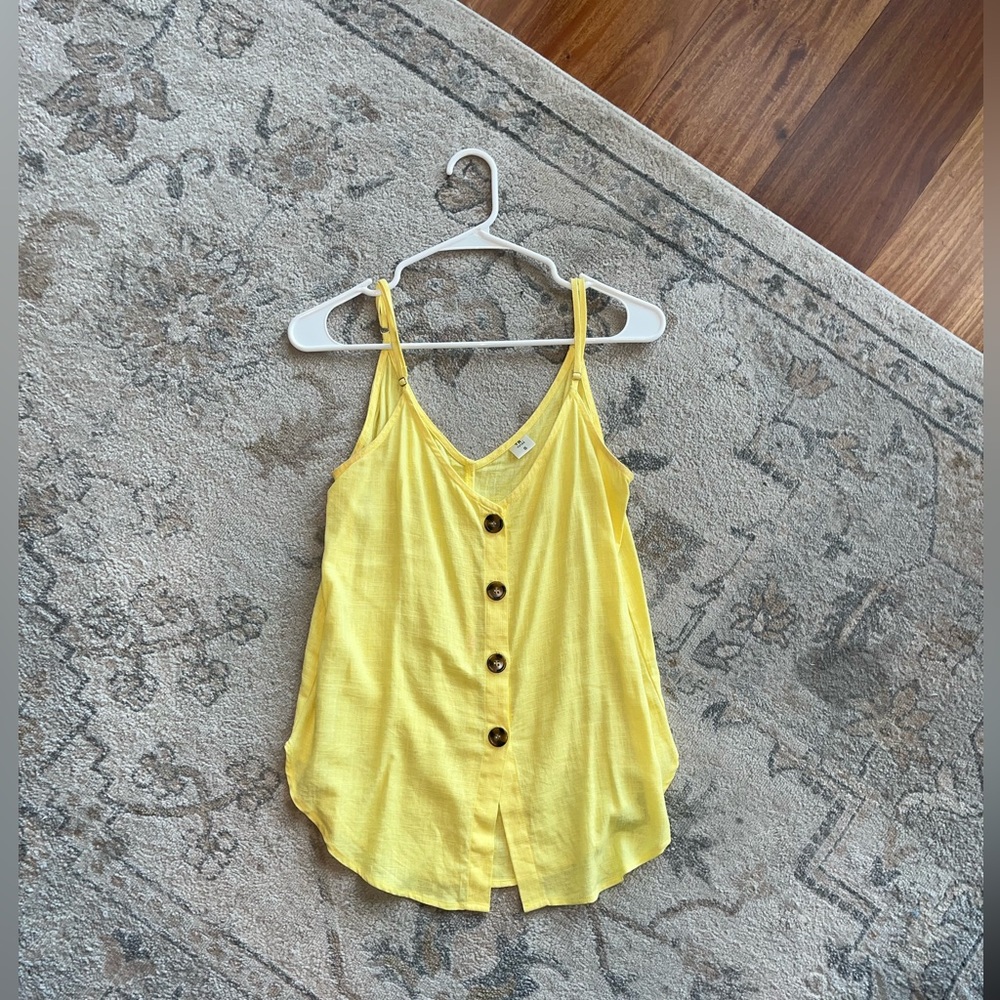 Cute Yellow button down tank!